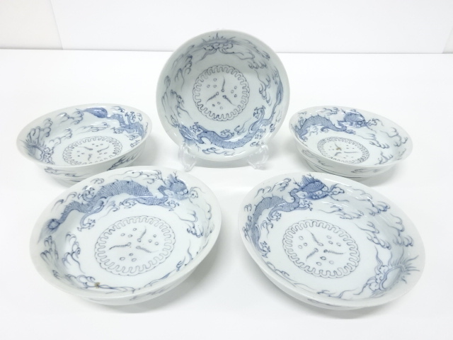 Ko-Imari, Five Ko-Imari plates with a dragon design in underglaze blue and white
